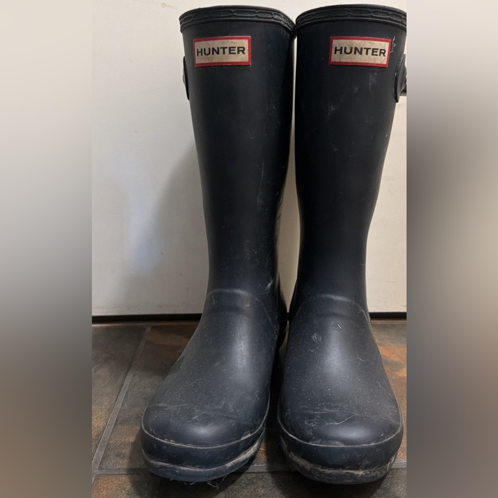Big Kids Hunter Navy Tall Rubber Rain Boots with reflective Logo Trim; size 3